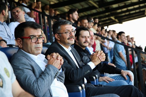 "Vali/Belediye Başkan Vekilimiz Sayın Ali Çelik'ten Kadın Futbol Takımı Oyuncularına Destek"