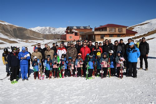 Vali/Belediye Başkan Vekilimiz Sayın İdris AKBIYIK, Mergabütan Kayak Merkezinde vatandaş ve sporcularla kayak yaptı